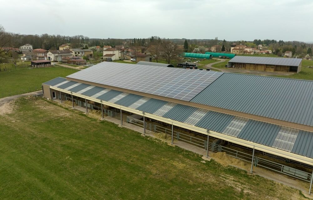 Comment installer des panneaux solaires sur le toit d'un hangar