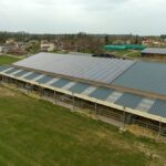 Comment installer des panneaux solaires sur le toit d’un hangar agricole ?