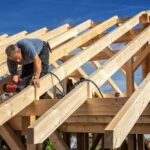 Choisir le bon bois de charpente : quels critères prendre en compte pour une structure solide et durable ?