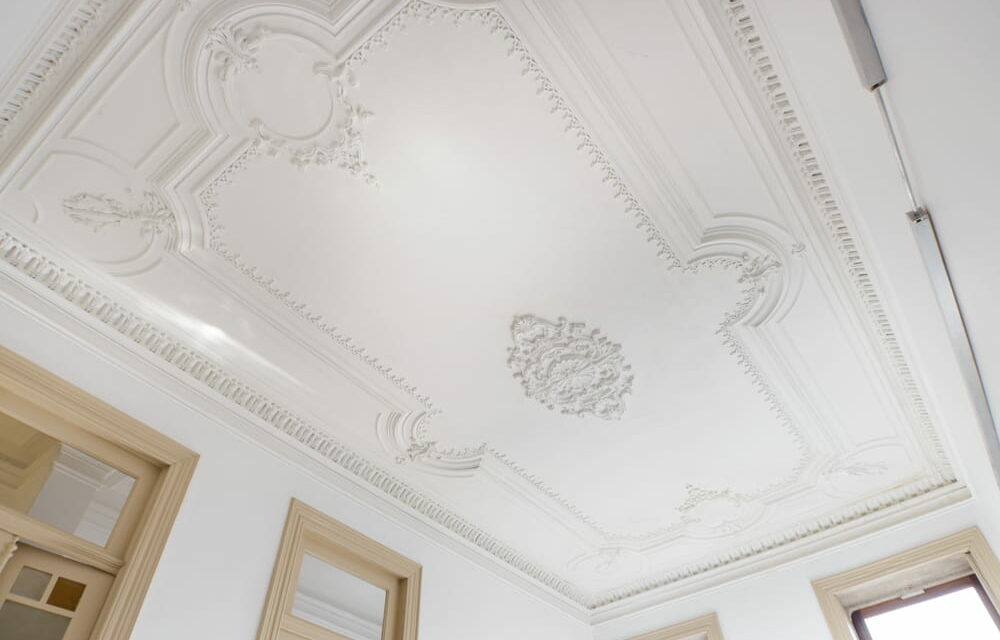 Faire appel à un plafonneur : tout savoir sur le choix et le déroulement des travaux